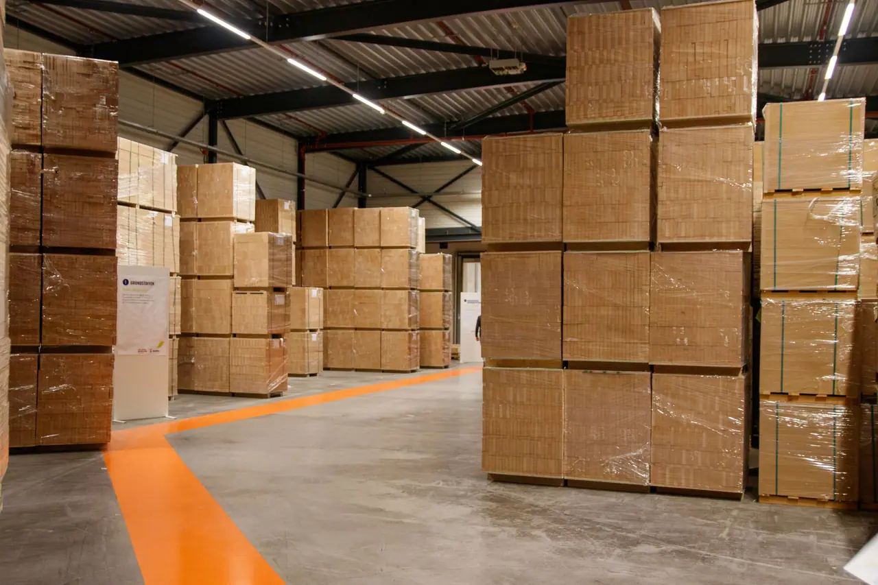 Des palettes de cartons filmés dans un entrepôt.